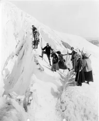 Groep mannen en vrouwen die de Paradisegletsjer beklimmen in Mount Rainier National Park, Washington
