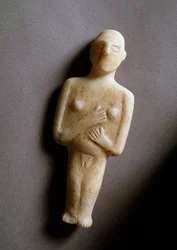 Vrouwelijk idool, schematische figuur, wit marmer, 3200-2000 v.Chr.