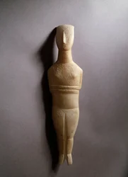 Schematische vrouwelijke figuur, wit marmer met oker inleg, 3200-2000 v.Chr.