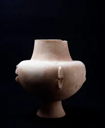 Witte marmeren vaas met oker inleg. Cycladische beschaving, 3200 v.Chr. tot 2000 v.Chr.