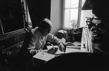 Jiri Mucha zittend aan zijn bureau in zijn huis in Hradcany, Praag