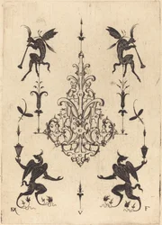 Broche met fantasiewezens die hoorns blazen bovenaan en gevleugelde griffioenen onderaan