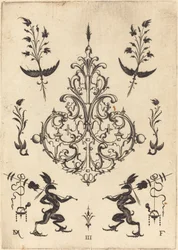 Broche met takjes bovenaan en griffioenen met trofeeën onderaan