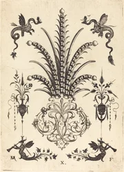 Broche met tafelstenen, draken bovenaan en gevleugelde monsters die hoorns blazen onderaan