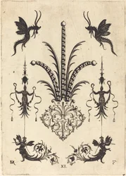 Broche met tafelstenen, gevleugelde dieren bovenaan en gevleugelde mensen onderaan