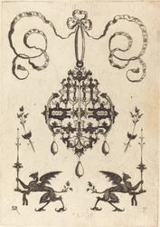 Grote Hanger, Onder Links en Rechts Twee Griffioenen die Fantasie Kandelaren Dragen