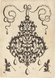 Grote Hanger, Twee Gevleugelde Fantasie Wezens met Trompetten aan de Onderkant