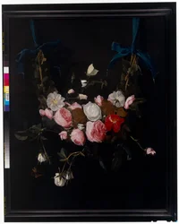 Guirlandes van rozen, tulpen, narcissen en andere bloemen opgehangen aan blauwe linten