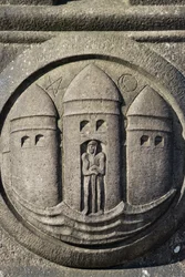 Drie torens symbool uitgehouwen in een stenen kolom op het Stadhuisplein