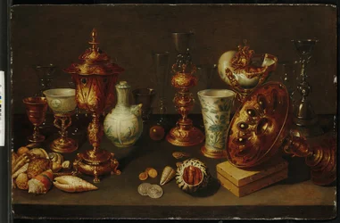 Stilleven met schelpen, met nautilus, vazen, glazen en koraaltakken