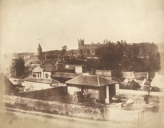 Linlithgow, vanaf het treinstation, met het stadhuis, St. Michael