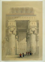 Onder de portiek van de tempel in Dendera ...