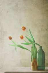 Oranje tulpen in flessen