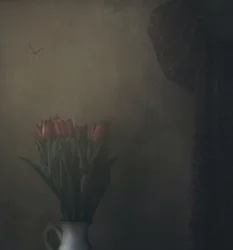 Tulpen en vlinder in de schaduw