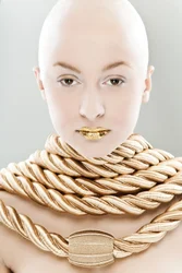 Portret met gouden touw