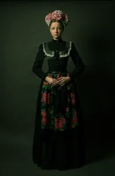 Jonge vrouw met bloemenmotief in folkstijl