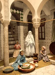 Moorse vrouwen die couscous bereiden op een binnenplaats, Algiers, Algerije, ca. 1899