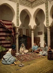 Moorse vrouwen die Arabische tapijten maken, Algiers, Algerije, ca. 1899