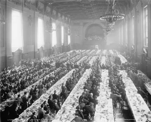 Banket in Alumni Hall [d.w.z. University Commons], Yale College, Connecticut, ca. 1900-06