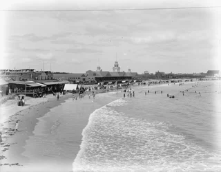 Narragansett Beach en Pier, Rhode Island, ca. 1899 (zwart-wit foto)