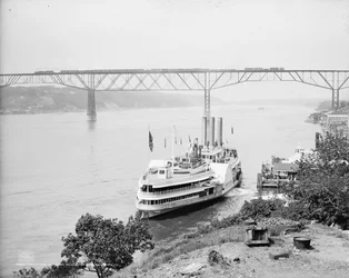 Over en onder de Poughkeepsie brug, Poughkeepsie, N.Y., ca. 1906