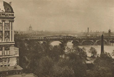 Adelphi Terrace kijkt uit over de rivier oostwaarts vanaf het Hotel Cecil naar de Tower Bridge, ca. 1935
