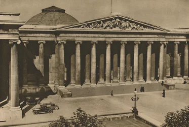Kolonnade voorkant van het British Museum op de plaats van het oude Montague House