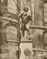 Dr. Johnson op zijn voetstuk, vanwaar hij Fleet Street kan zien, c1935