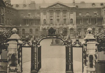Ingang van Guys Hospital met het standbeeld van de oprichter in het midden van de binnenplaats, c1935