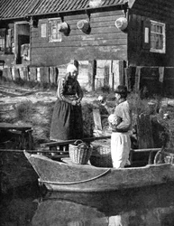 Groenteboer brengt goederen per boot, Marken, Nederland, 1936