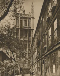 Getorende toren van het archiefkantoor vanaf Cliffords Inn, ca. 1935