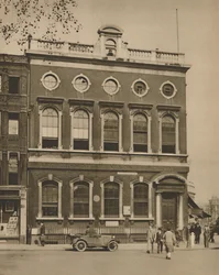 School in Leicester Square op de plaats van Hogarths Huis, c1935
