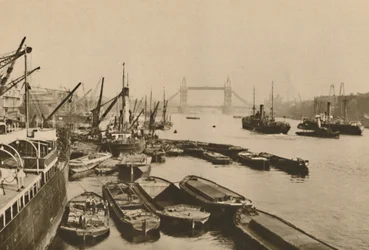 Schepen in de Pool van Londen: Een uitzicht van London Bridge naar Tower Bridge, ca. 1935