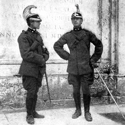 Twee Italiaanse dragonders, 1922