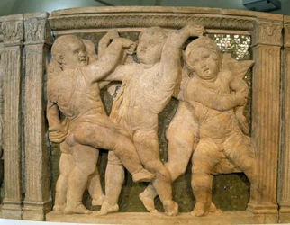 Pergamo del Duomo: muzikale engelen. Bas-reliëf van marmer voor de buitenpreekstoel van de kathedraal van Prato, Italië. Beeldhouwwerk gemaakt door Donato di Niccolò Donatello
