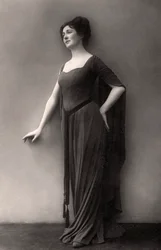 Miriam Clements, Britse acteur en performer, 1910