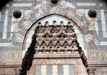 Detail van het ingangsportaal van de islamitische school (ca. 1251)