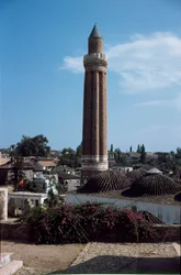 Zicht op de cannele minaret van de Yivli Moskee (1230)