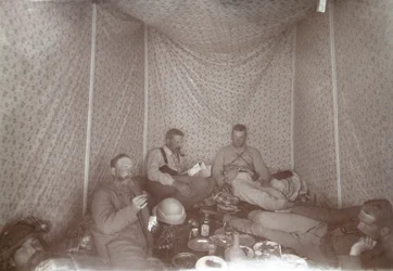 Leden van de Arabah Survey expeditie ontspannen in hun tent, 1883 zwart-wit foto