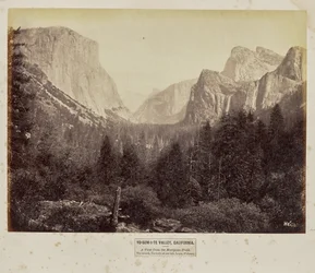 Yo-Sem-i-te Vallei, Californië. Uitzicht vanaf het Mariposa-pad. Tis-sa-ack, Tu-toch-ah-nu-lah, Loya, Pohono