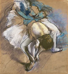 Danseres trekt haar schoenen aan; danseres bindt haar balletschoen, ca. 1880-1885