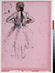 Dancer van achteren, handen op de heupen