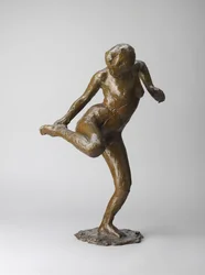 Danseres kijkt naar de zool van haar rechtervoet (brons met een lichtbruine patina. Hol, verloren-was, gegoten)