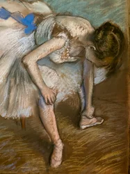 Zittende danseres die de voet masseert (detail)