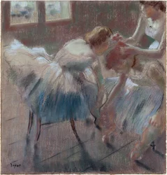 Drie danseressen die zich voorbereiden op de les