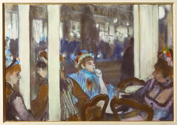Vrouwen op het terras van een koffiehuis in de avond
