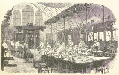 Zilversmeden aan het werk in de Christophle bestekfabriek in Parijs, uitgegeven 1875 (gravure)
