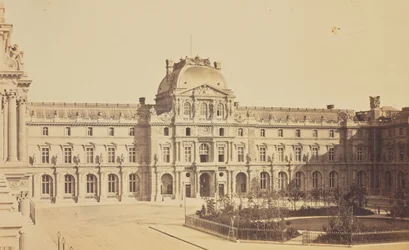 De Cour Napoléon en het Pavillon Sully, gezien vanuit de Turgot-vleugel van het Louvre, Parijs