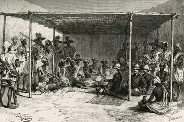 Ondertekening van het verdrag dat het land van Kita (voormalig Frans Soedan, huidig Mali) op 25 april 1880 onder het protectoraat van Frankrijk plaatste tussen commandant Joseph Gallieni (1849-1916) en Tokontan Keita. Gravure door Riou, gebaseerd op een sc