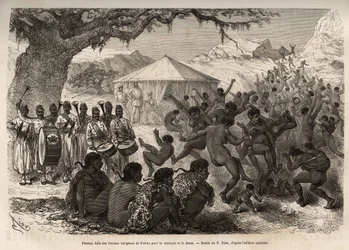 De band van de expeditie trekt de vrouwen en kinderen van het dorp Fatiko (Centraal-Afrikaanse Republiek) aan en veroorzaakt een gepassioneerd verlies van dans, gegraveerd naar een tekening van E. Riou ter illustratie van een expeditie in Centraal-Afrika, 